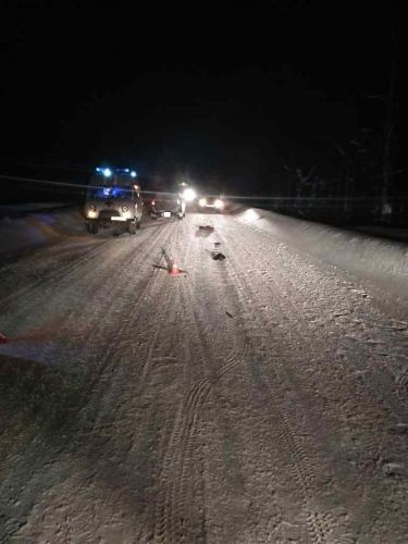 женщина внезапно вышла на середину дороги под колеса авто